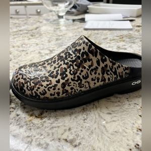 Cheetah print Oofos women's clogs size 10